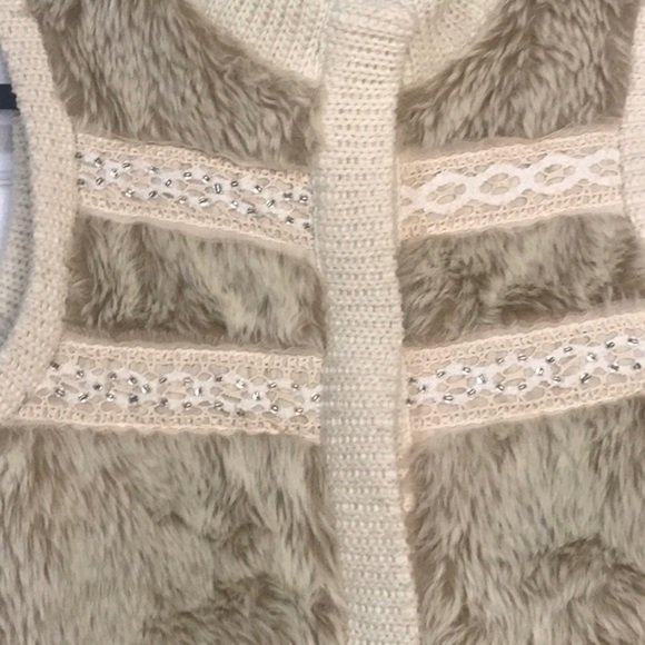 Miss Me Cream Faux Fur Sweater Vest with Pockets - Picture 7 of 7